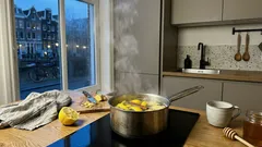 Citroenschil, kaneel en gember zacht laten pruttelen: waarom dit eenvoudige pannetje zo wordt aangeraden