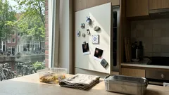 Hoe koelkastmagneten je energierekening beïnvloeden — en waar het in de praktijk misgaat