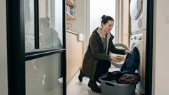 Zo verwijder je pluisjes en losse haren uit je was met één simpele spons-truc